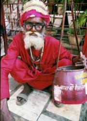 Santón por las calles de Delhi