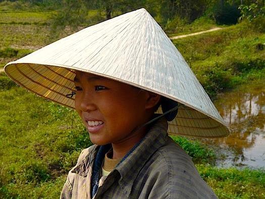Desde muy jóvenes, los vietnamitas llevan el típico sombrero cónico