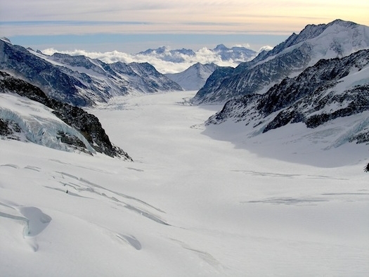El glaciar Aletsch desciende por el Jungfraujoch durante 23 kilómetros