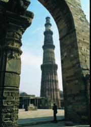 La torre del Qutab Minar (siglo XIII)