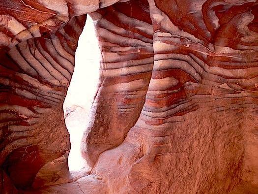 Las innumerables sombras y coloridas vetas que se dibujan en la roca son tan espectaculares como los mismos monumentos