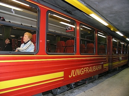 Abre el reportaje, el techo de Europa (Jungfraujoch). Arriba, el tren cremallera que sube pasajeros casi hasta la cima