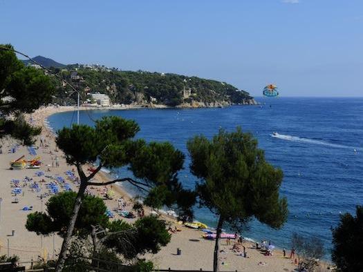 La playa de Lloret cautiva gracias a su amplitud y a su agua cristalina