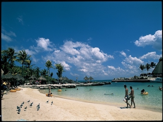 El Caribe mexicano ofreces playas íntimas, como Xcaret, estratégicamente situado entre Cancún y Tulum
