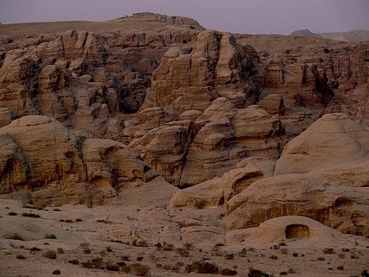 Abre el reportaje, Al-Khazneh. Aquí, la mayoría de visitantes se enamora de Petra. Arriba, desierto Wadi Musa