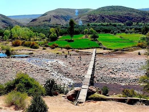 Antes de entrar en el desierto, sorprende el verde insultante de los valles
