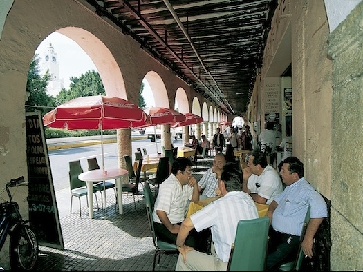 Numerosas terrazas salpican el maravilloso paseo de Montejo (Mérida)