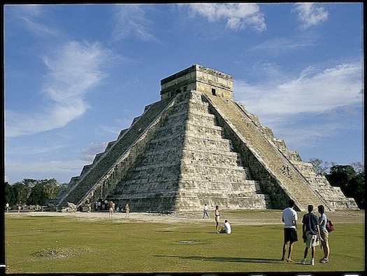 Pîrámide de Kukulkán, en Chichén Itzá. Reproduce el calendario maya en la distribución de escalones, niveles y terrazas