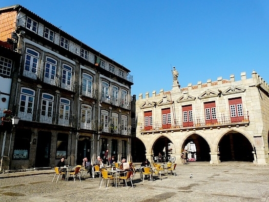 En la plaza de Santiago es donde mejor se aprecia la belleza arquitectónica de Guimarâes