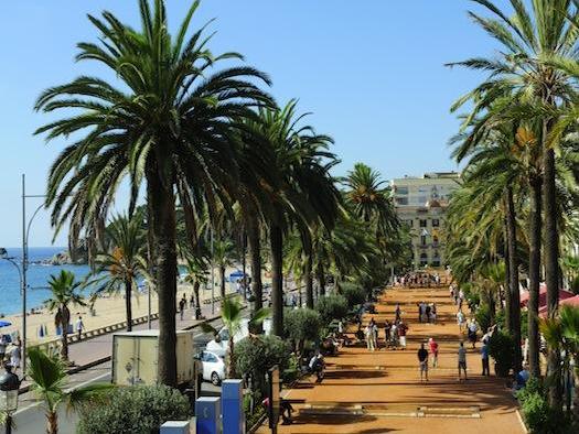 Paseo marítimo. En la foto, juego de petanca