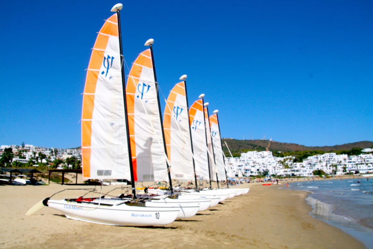 Veleros alineados en la playa de Club Med Yasmina