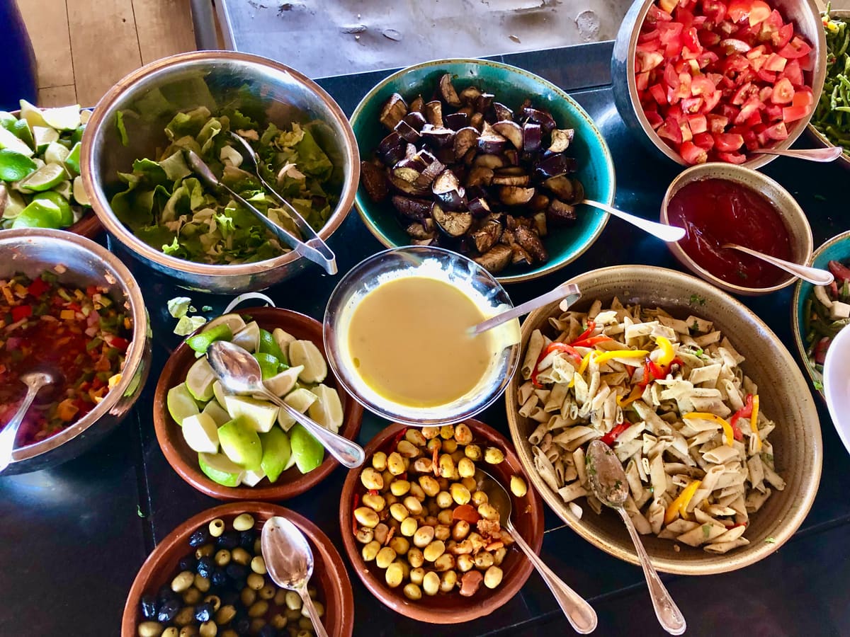 Buffet con ensaladas y especialidades mediterráneas y marroquíes