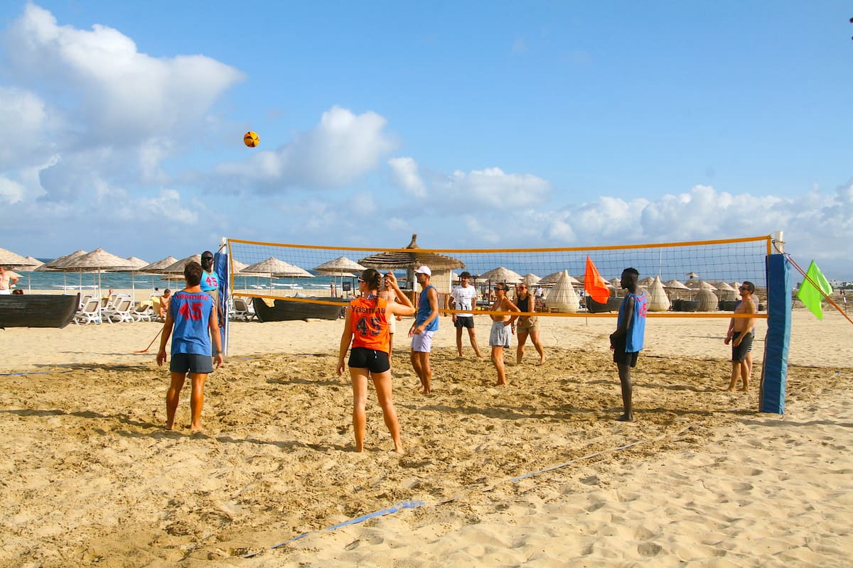 Partido de voleibol en la playa de Club Med Yasmina