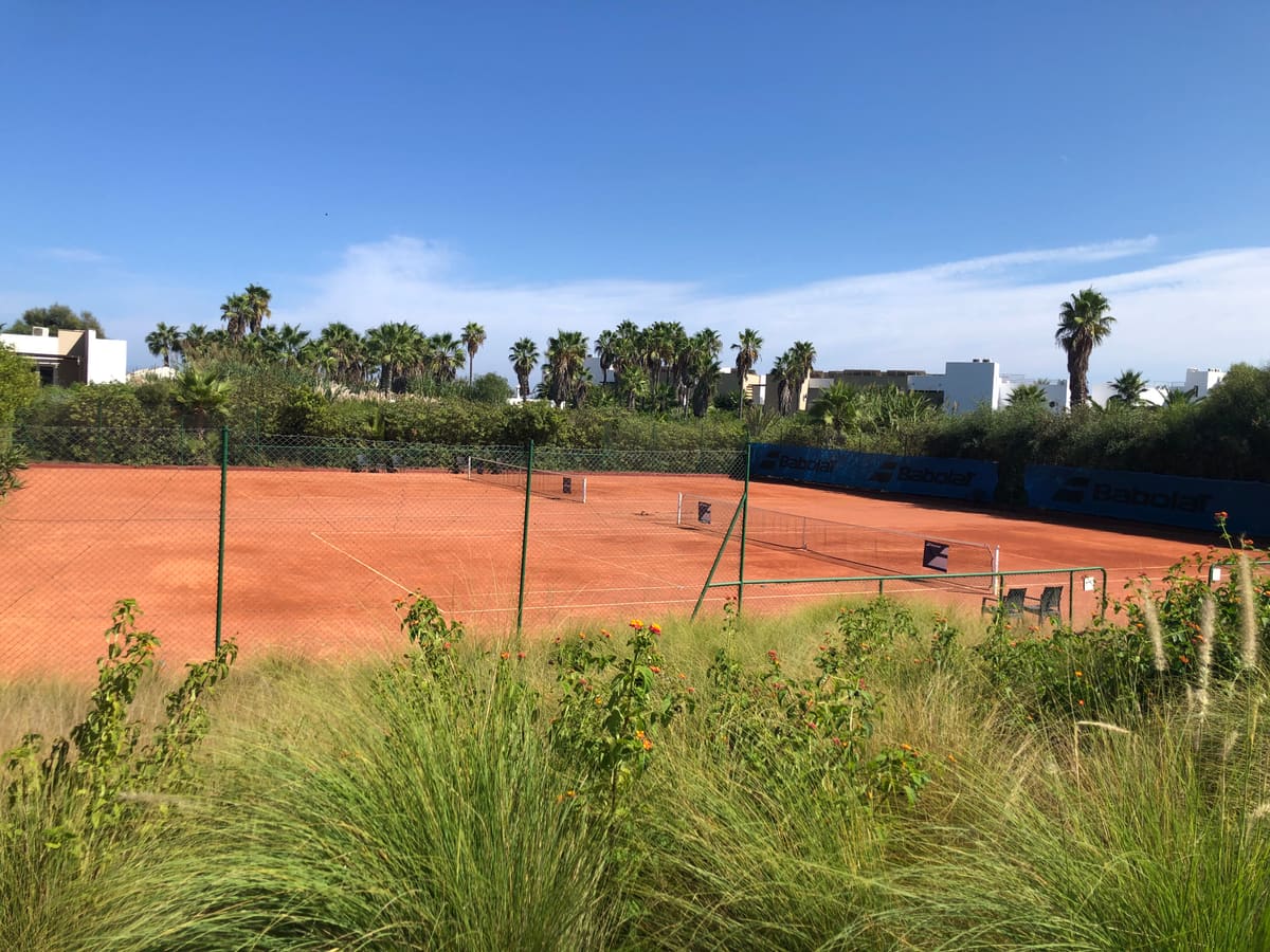 Pista de tenis de tierra batida del resort