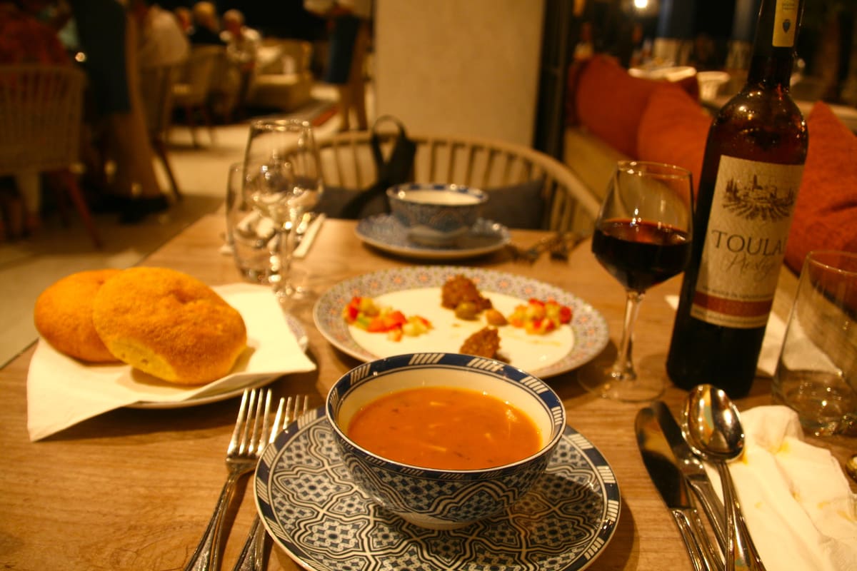 Cena con sopa, pan y vino en uno de los restaurantes del resort