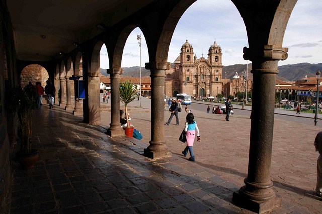 Las arcadas de la plaza de Armas rodean el corazón de la mítica ciudad