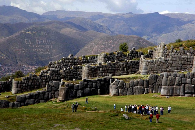 Las impresionantes murallas de Sacsayhuamán constan de tres filas de muros en zigzag, levantados con rocas gigantescas, algunas de hasta 8 metros de altura