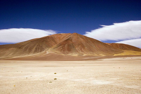 Atacama. Volcan junto a la Laguna Tuyajto