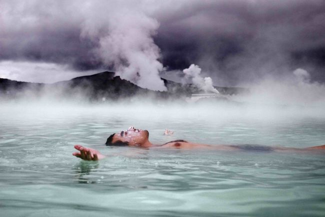Baños de agua caliente en el lago Azul