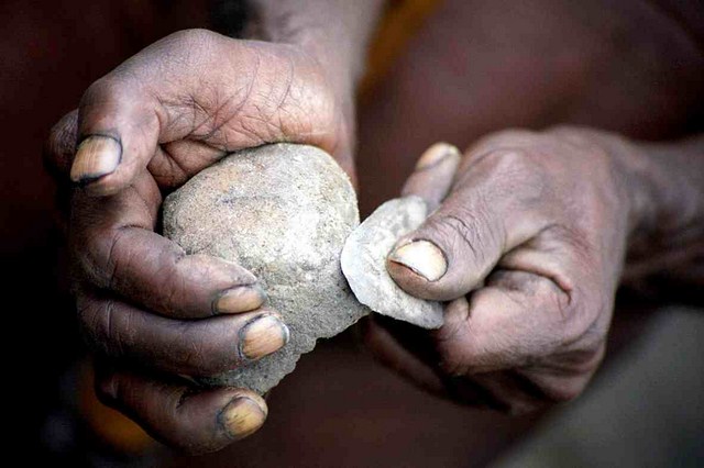 Los pueblos papús no conocen la rueda ni el vidrio y todavía usan herramientas de piedra.