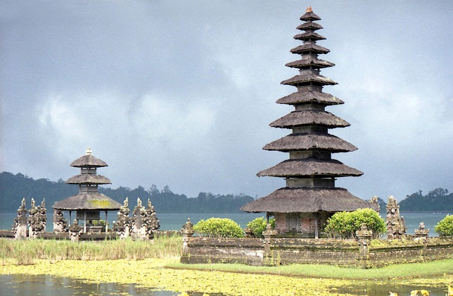 El Ulun Danu, en medio de un lago, es uno de los templos más bellos de la isla.