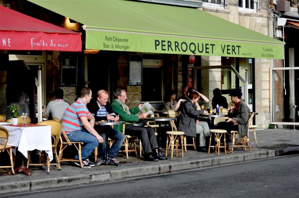 La vida en Honfleur transcurre plácidamente en las terrazas de los bares que hay en el mismo puerto de la ciudad