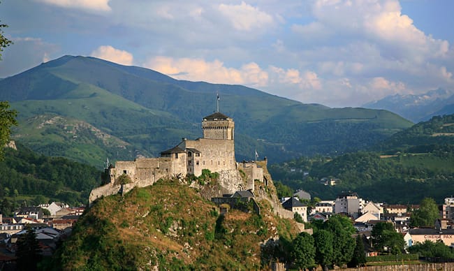 LOURDES: Historia, naturaleza, deporte, gastronomía... y además milagros