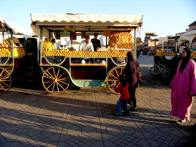DJEMA LE FNA (MARRAKECH, MARRUECOS): Madames, Messieurs... ¡Comienza el espectáculo!