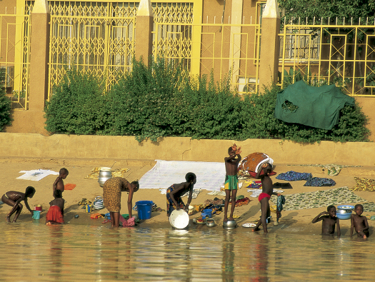 Numerosos poblados y aldeas se estructuran alrededor del Níger. Arriba, lavando la ropa en el río (Mopti)