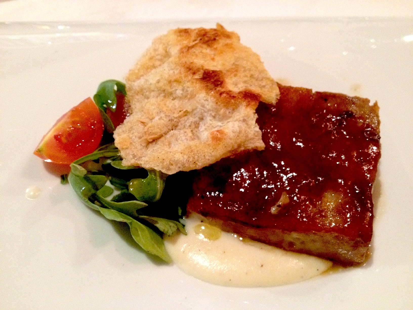 Cochinillo con crema de patatas. Locum