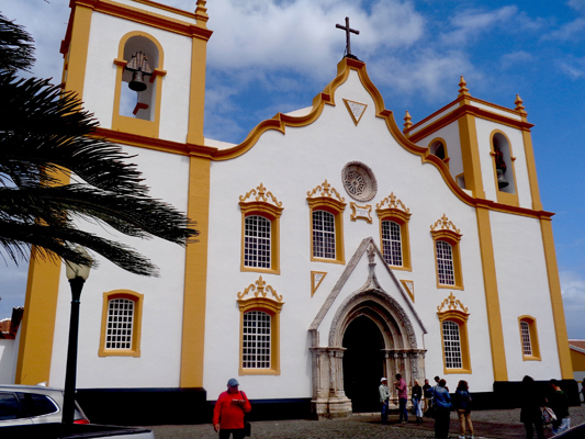Cada pueblo o ciudad tiene su iglesia o " imperio". Los azorianos son profundamente devotos.