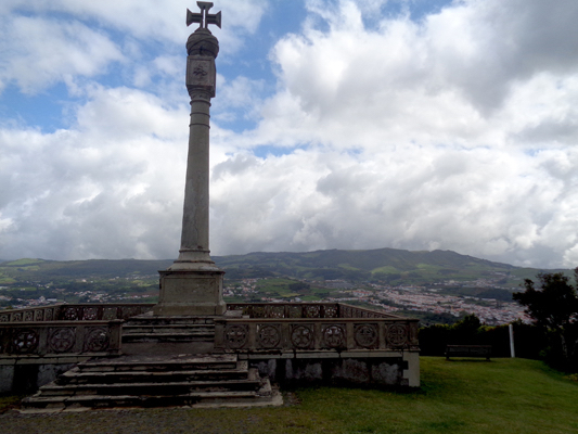 Dicen que la mayor fortaleza construida por España en el mundo fue la del Monte Brasil. Desde el castillo de Sao Joao, mandado construir por Felipe II, los soldados españoles protegían los barcos que llegaban de América cargados de riquezas. Hoy se puede subir en coche o a pie por las rutas de senderismo que lo recorren. Es una agradable ascensión de 205 metros con magníficas vistas de la bahía de Angra do Herosimo.
