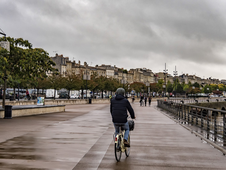 Como todas las ciudades que tienen río, Burdeos ofrece un paseo "fluvial" magníficpo ñara hacer deporte y pasear en bicicleta