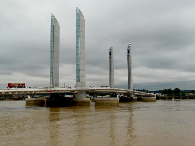 Puente Chaban Delmas. Puede considerarse uno de los símbolos de la "nueva" Burdeos